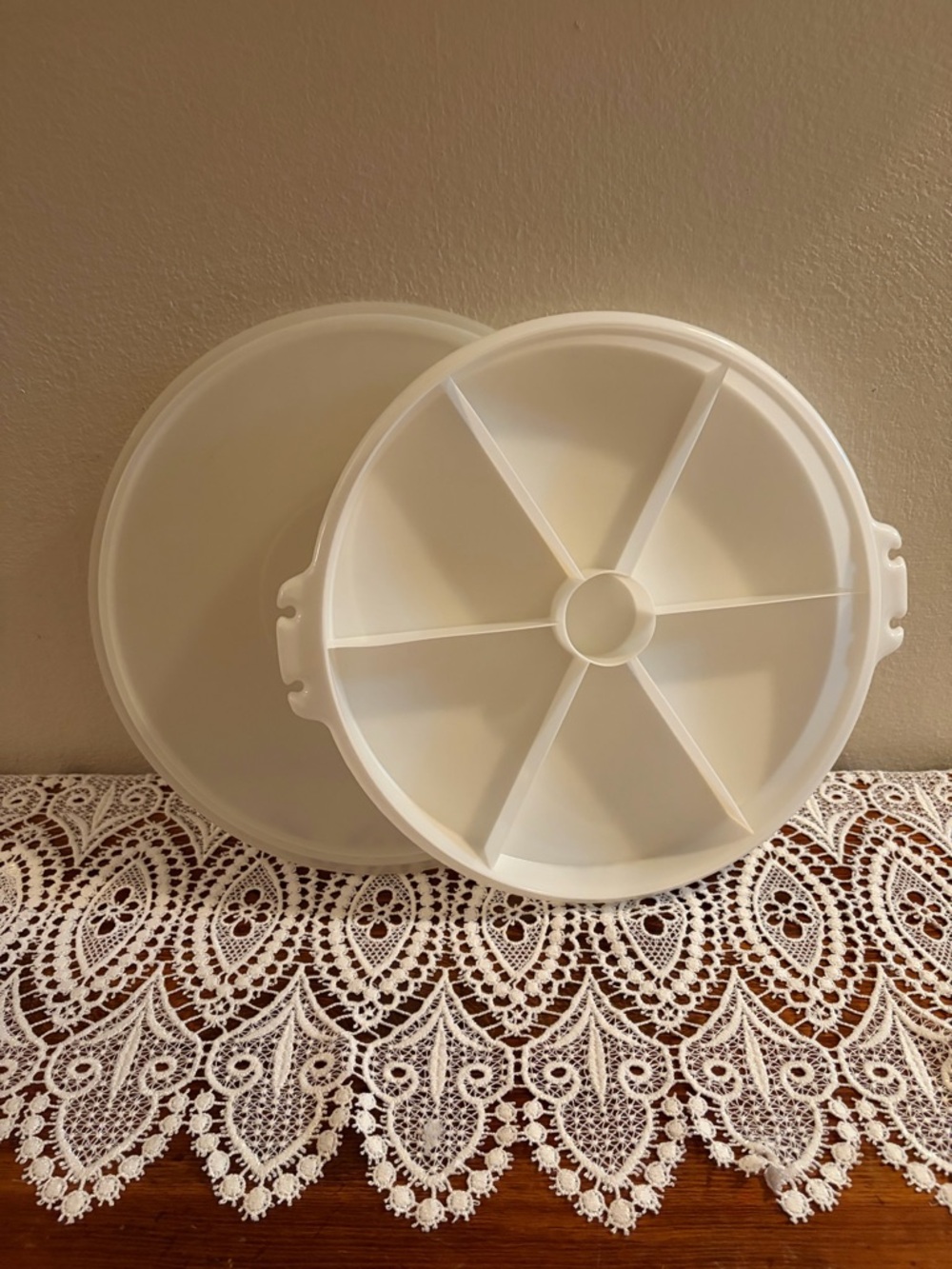Tupperware Pie or Veggie Carrier